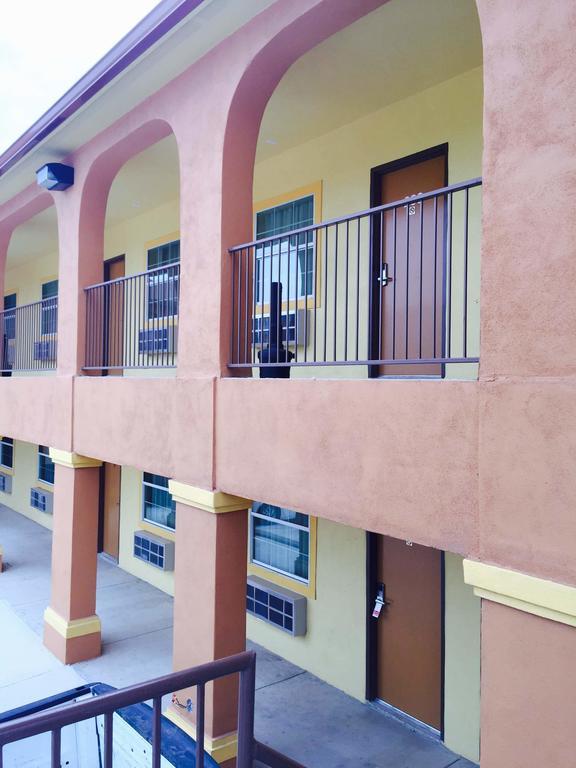 Texan Inn And Suites Tilden Экстерьер фото