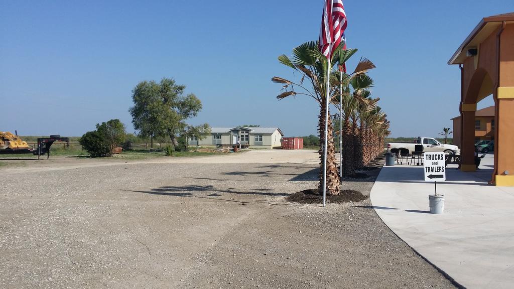 Texan Inn And Suites Tilden Экстерьер фото